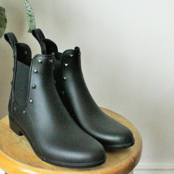 London Fog Black Chelsea rain boots w studs size 7 - Picture 1 of 7